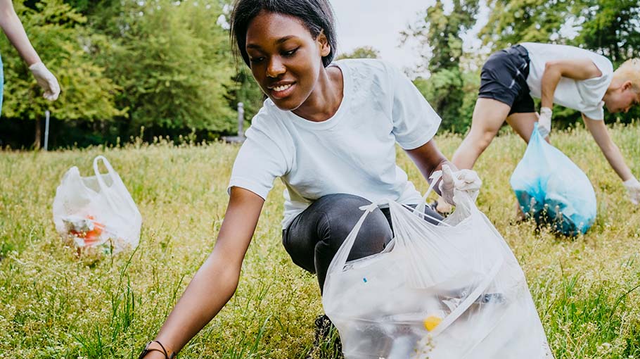 Environmentalists pick up plastic